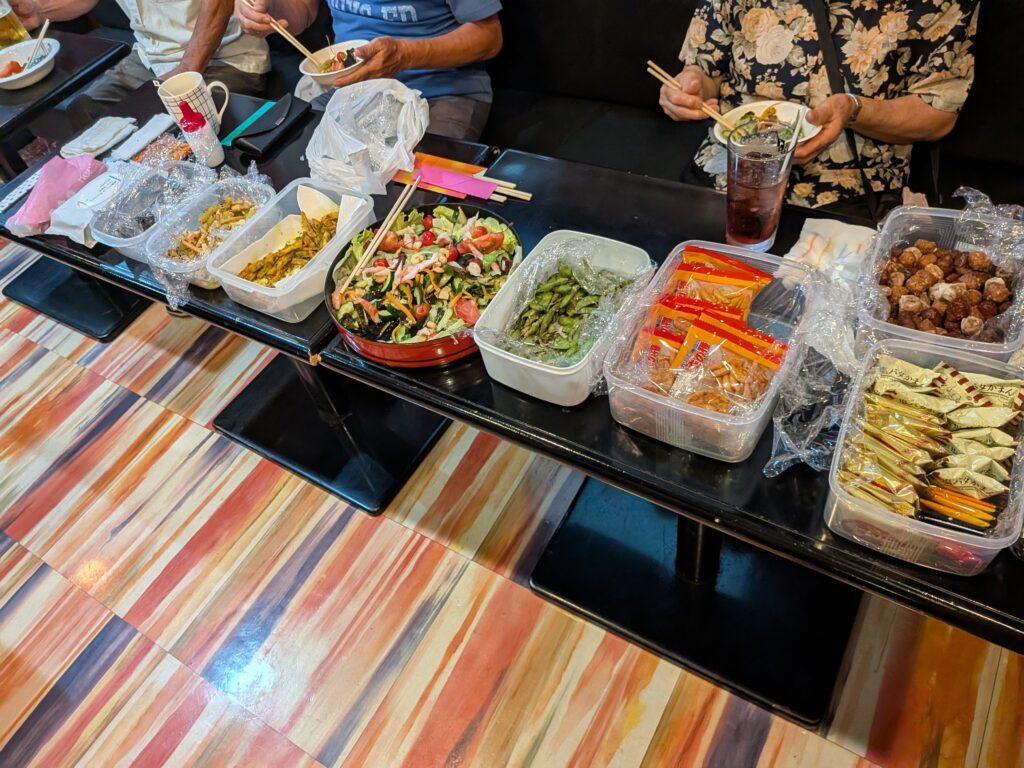 歌声会（料理を並べる）